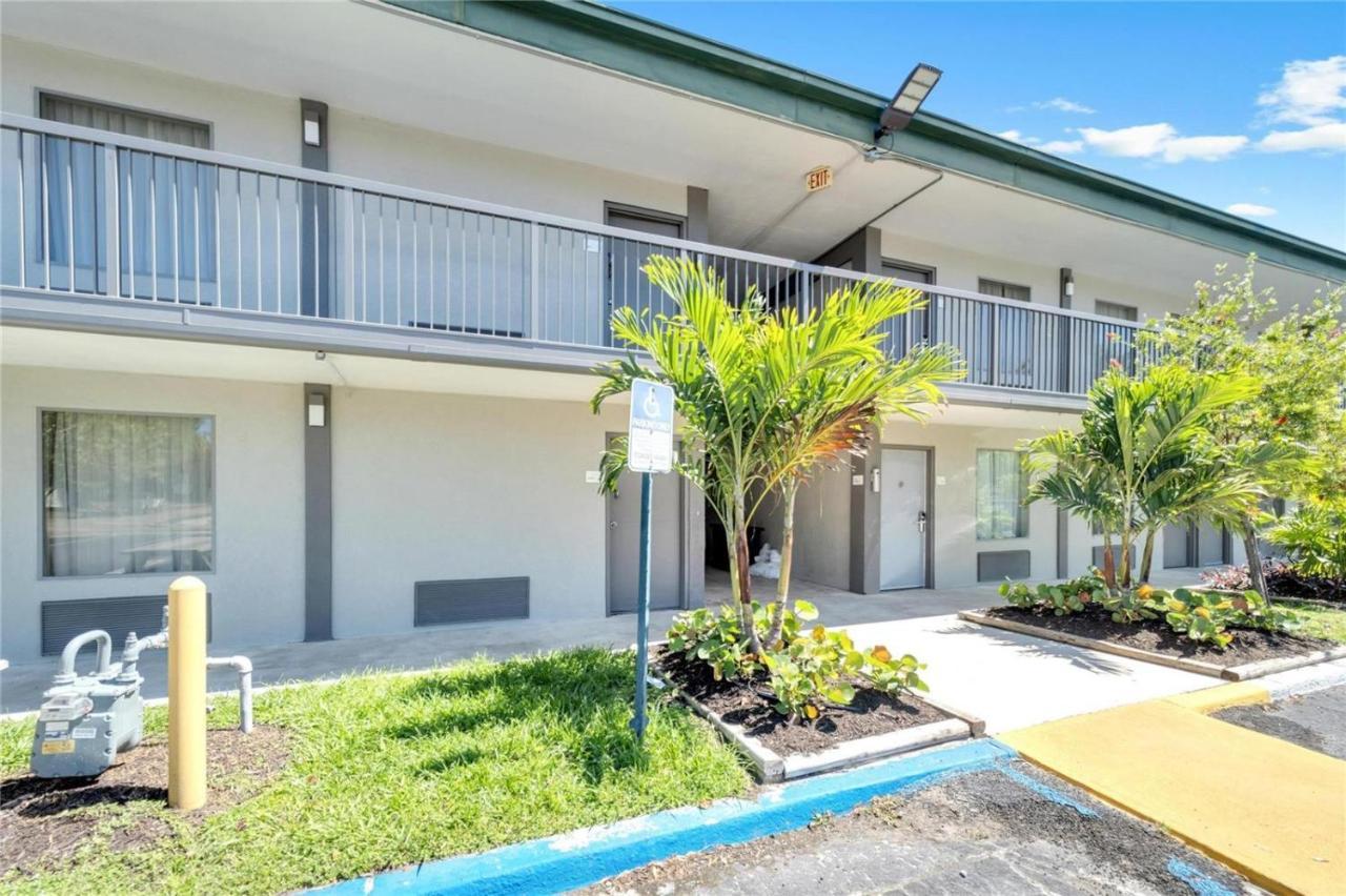 Marina Vibes - Sarasota Hotel South Bradenton Exterior photo